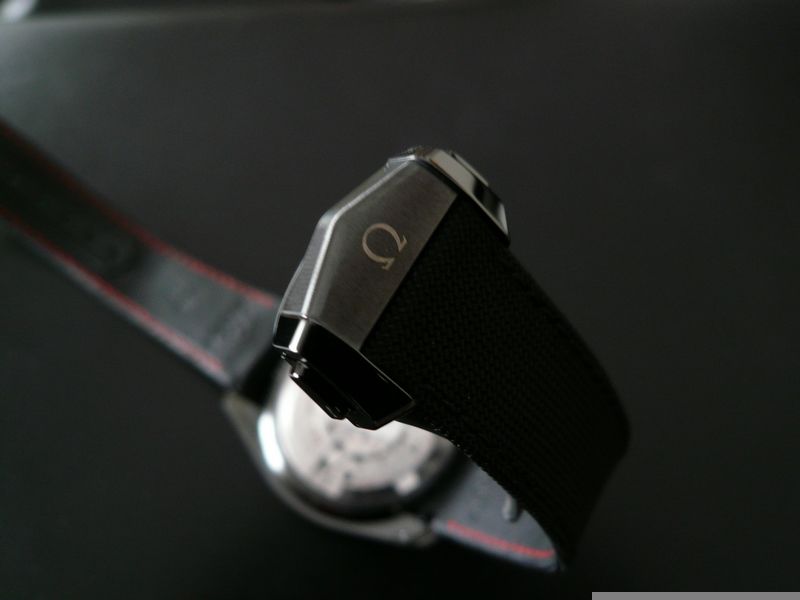 photo n°3 : OMEGA SPEEDMASTER DARK SIDE OF THE MOON