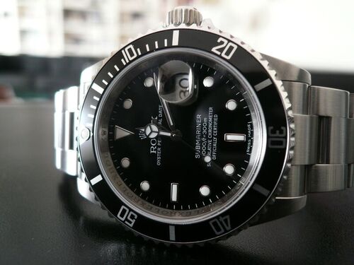 ROLEX SUBMARINER DATE AVEC RÉHAUT GRAVÉ